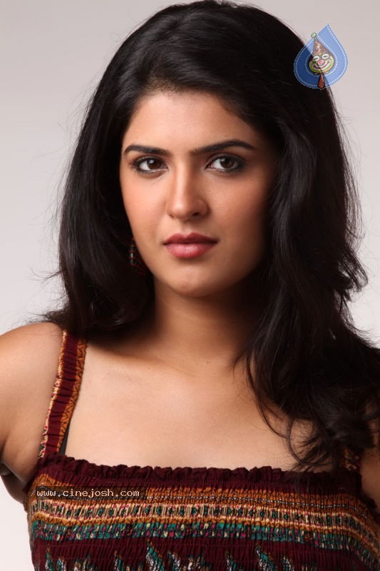 Deeksha Seth New Photos - 18 / 46 photos - deeksha_seth_new_photos_018