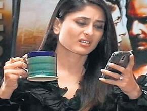 Kareena's personnel SMS to Saif, caught on camera.