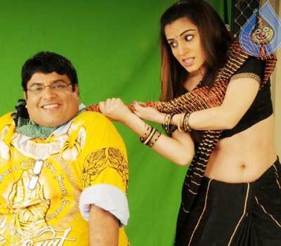 Heroine opened rounded navel  for fat hero.