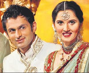 Sania laughs at Shoaib &amp; Family cheap tricks