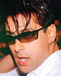 Super Star slaps his Fan!