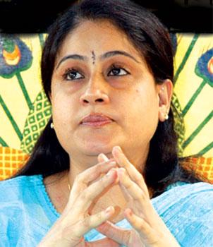 Vijayashanthi skips Dasari after PVC!