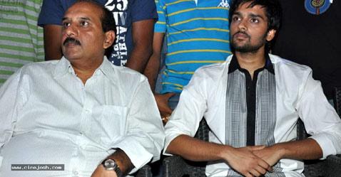Big Clash: Fat Director with Tiny Film