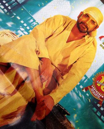 Rajamouli keeps 'Eega' on Baba's Hand