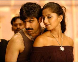Anushka surrenders before Raviteja!?