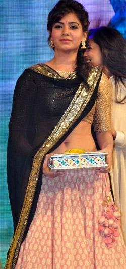 Kona behind Samantha Navel show