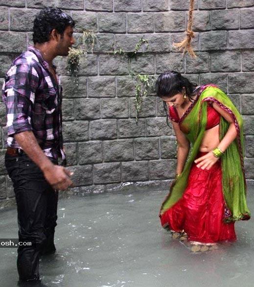 Homely Beauty Navel Show in Well