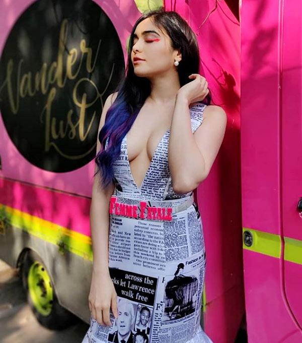 Hot Pic: Hottie Wears News Paper