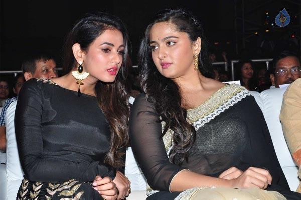 Comedian Eyes on Heroine Thighs