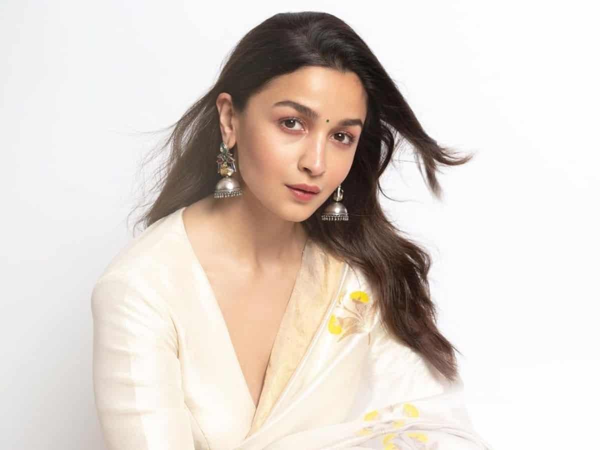 Alia Bhatt surprise a scribe and his mom