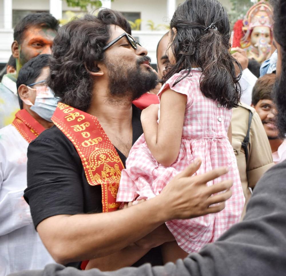 Allu Arjun completes Ganesh Visarjan