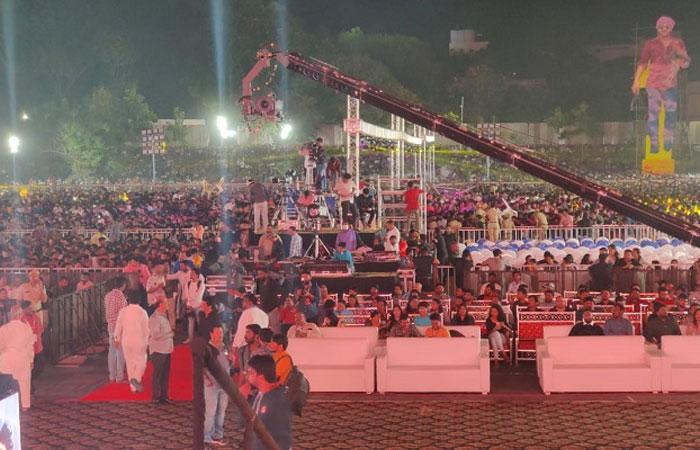 This Huge Crowd Just Allu Arjun Stamina