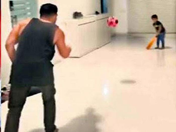 Allu Arjun Silently Playing Cricket!