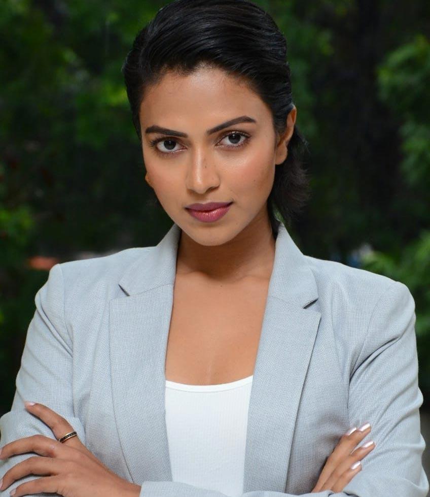 Amala Paul stopped from entering the temple
