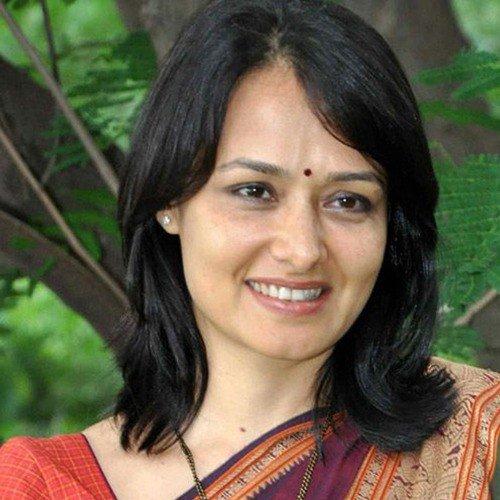 Amala Announces 1 Lakh Scholarship