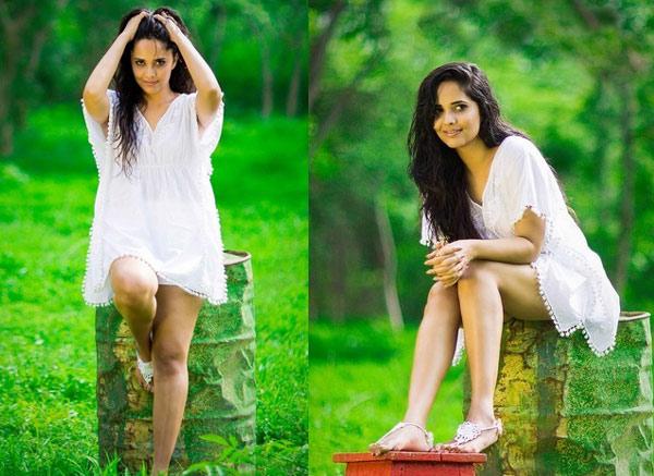 Anasuya Shocks With Thigh Show!