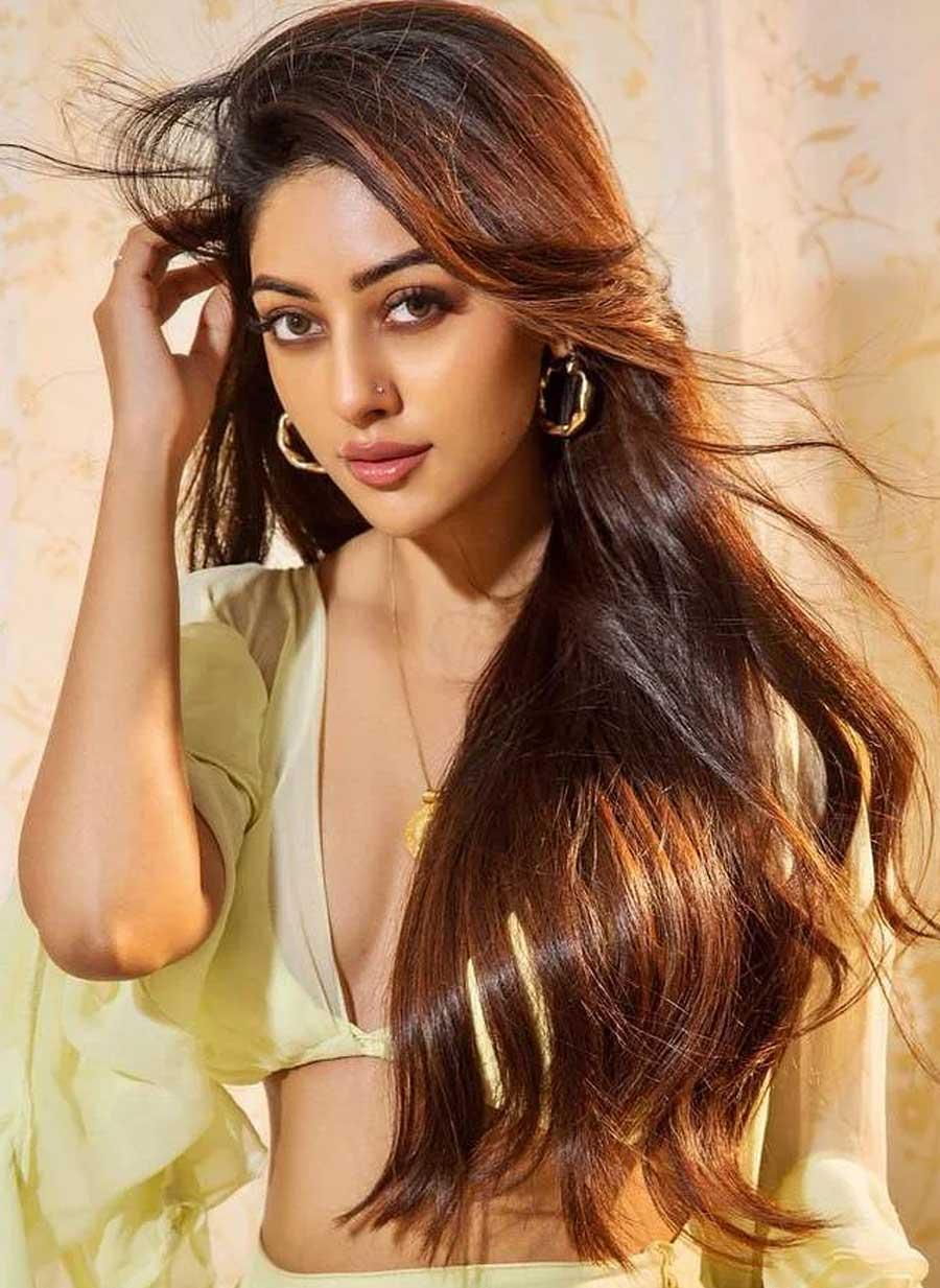 Bubbly beauty stuck in mega family