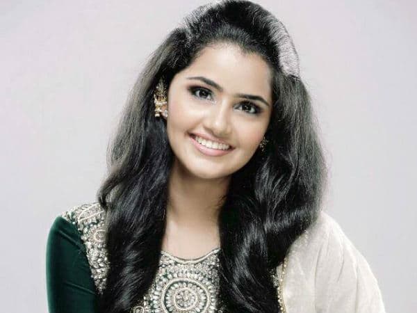 She Misses Charan, Grabs Akhil Film!