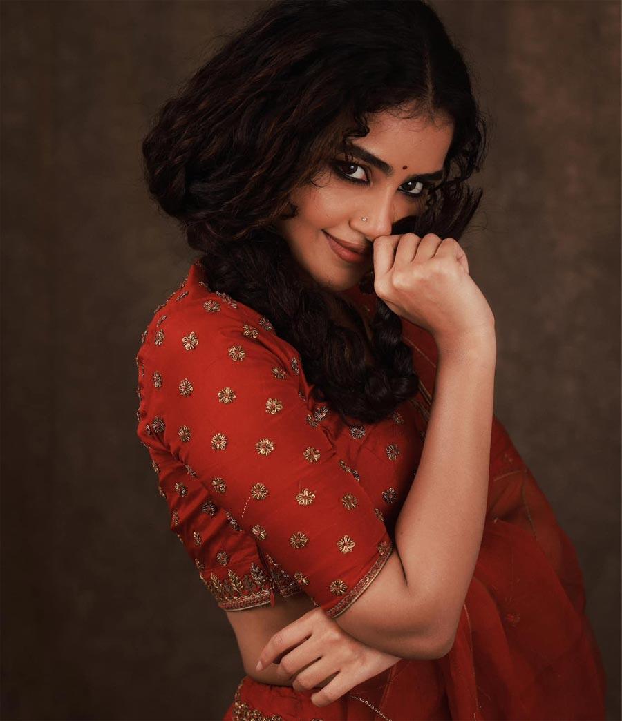 Anupama Parameswaran turns cinematographer