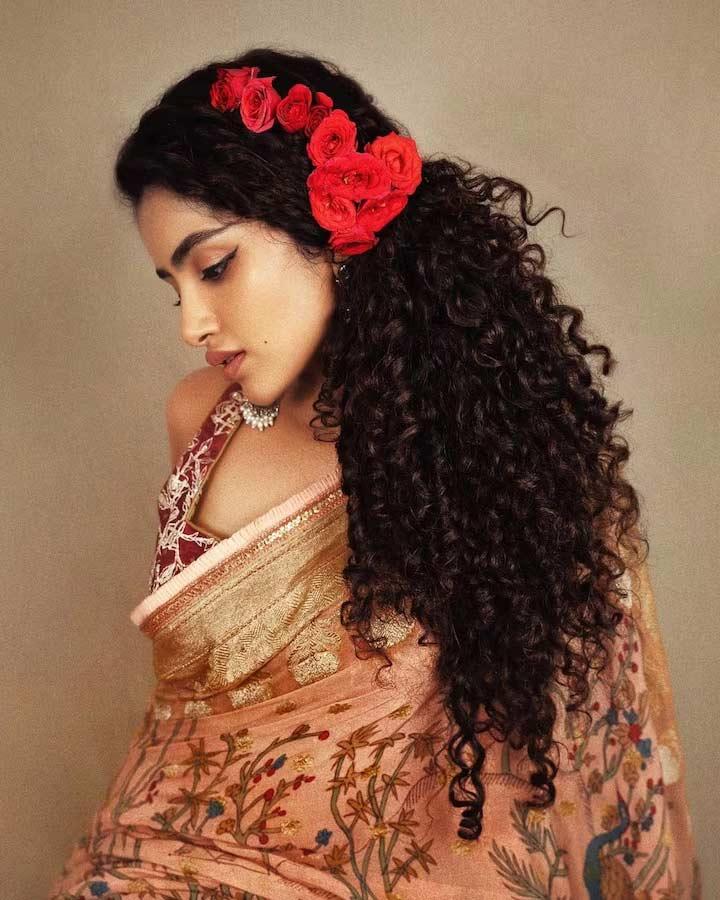 Anupama Parameswaran tempts in traditional attire