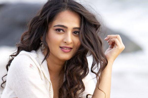Star Director Feels Anushka Not That Worth!