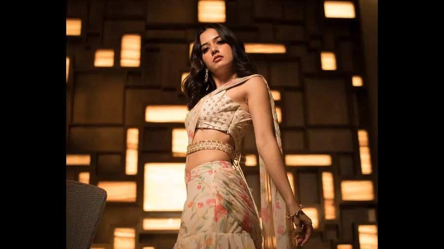 Ashika Ranganath turns naughty in netted saree
