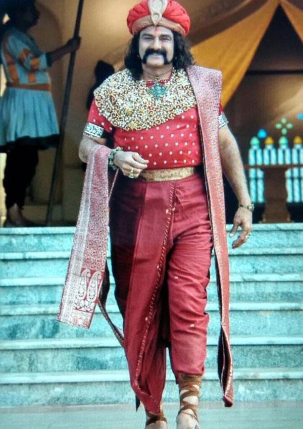 How Is Satakarni in This Pic?