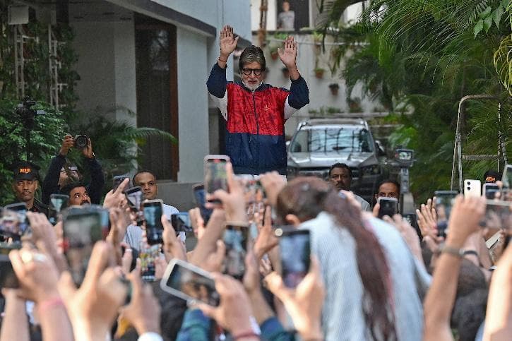 Amitabh meets fans barefoot