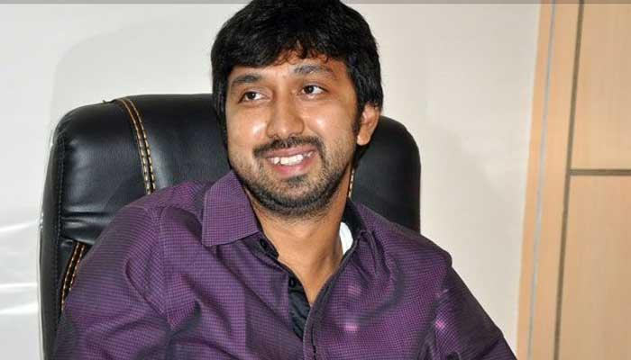 Sardaar Director Dharna before Pawan Home!