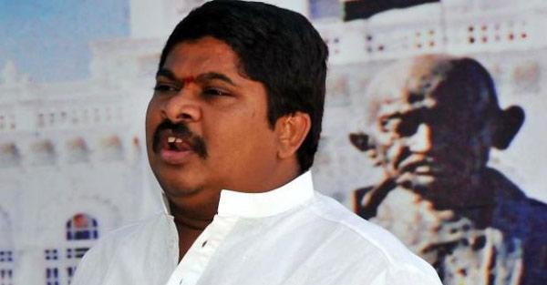 KCR acting like a dictator: Ponnam