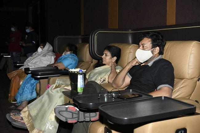 Chiru And Family Watched Vakeel Saab In Mahesh's Theatre