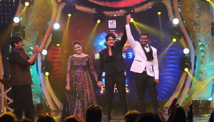 Chiranjeevi Presents BB Trophy to Rahul