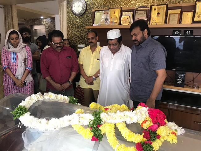 Chiru Pays Homage To Ali's Mother, Pawan Condoles