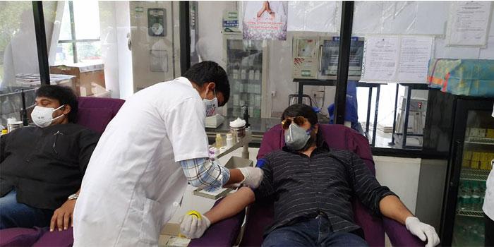 Srikanth &amp; His Son's Good Gesture at Chiranjeevi Blood Bank