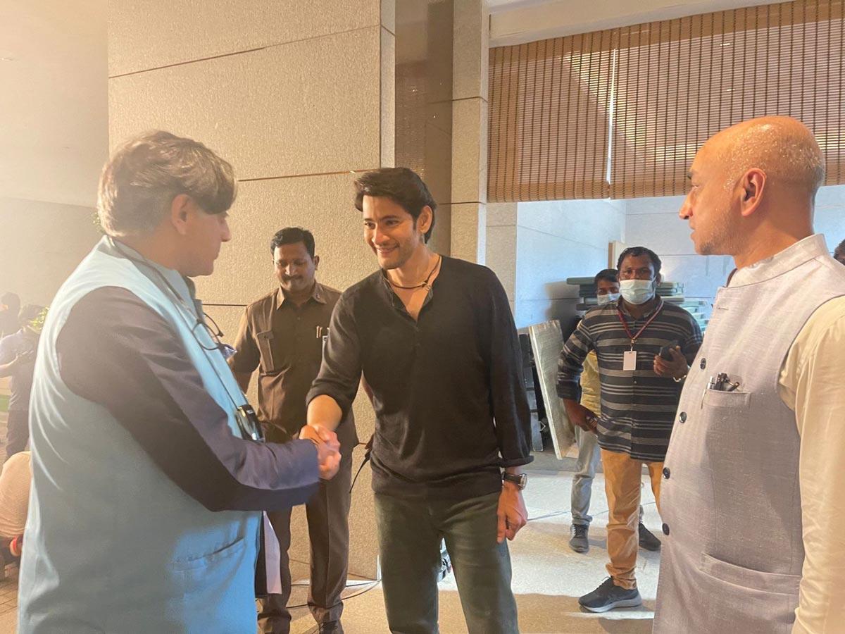 Star politician meets Super Star Mahesh Babu