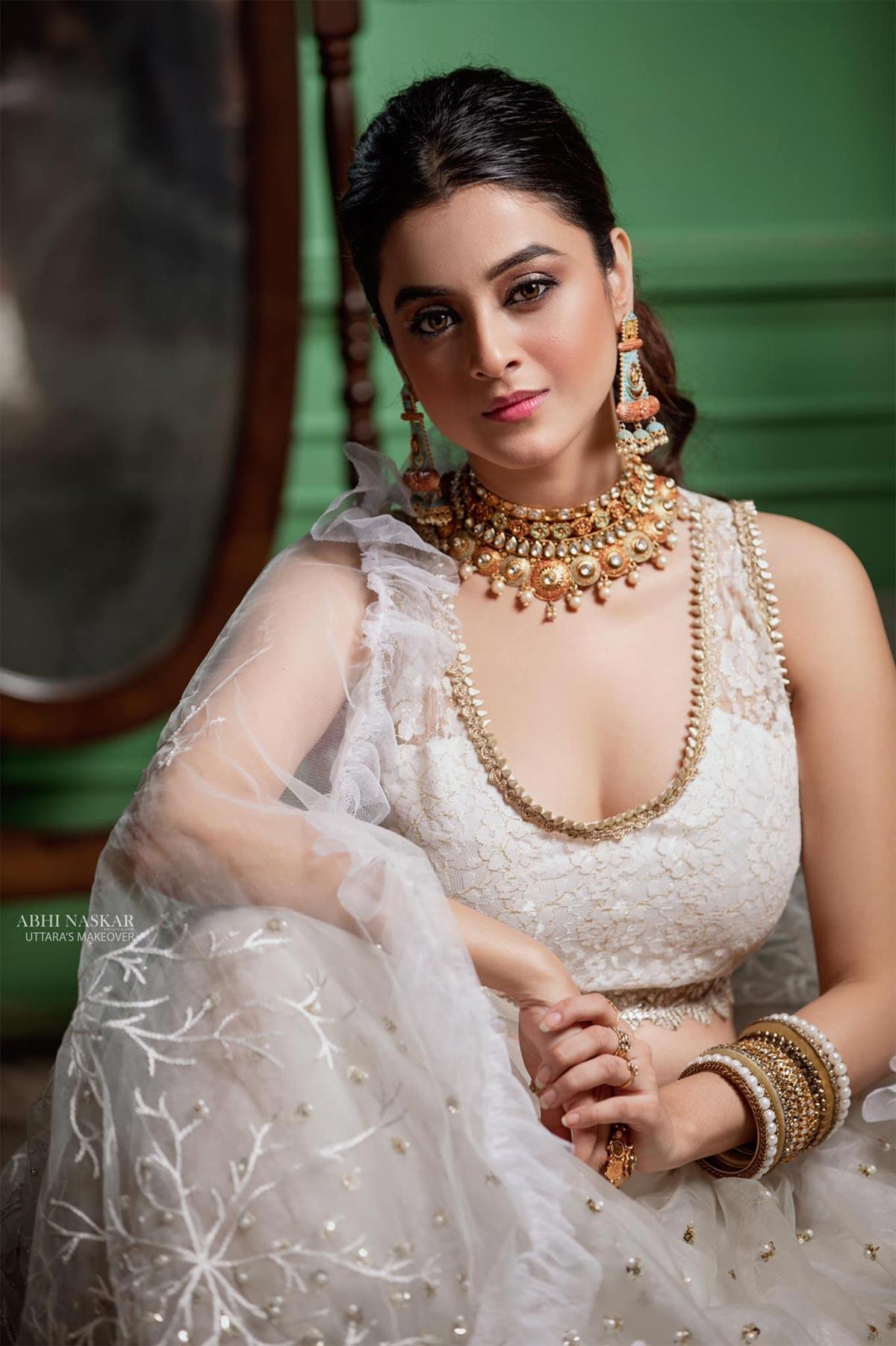 Bengali beauty exposes Nagarjuna