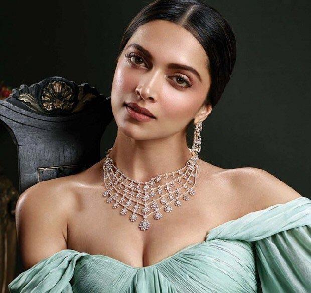 Deepika Padukone, Stunning Royalty