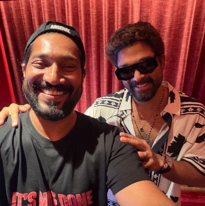 Dominic Arun fan boy pic with Allu Arjun