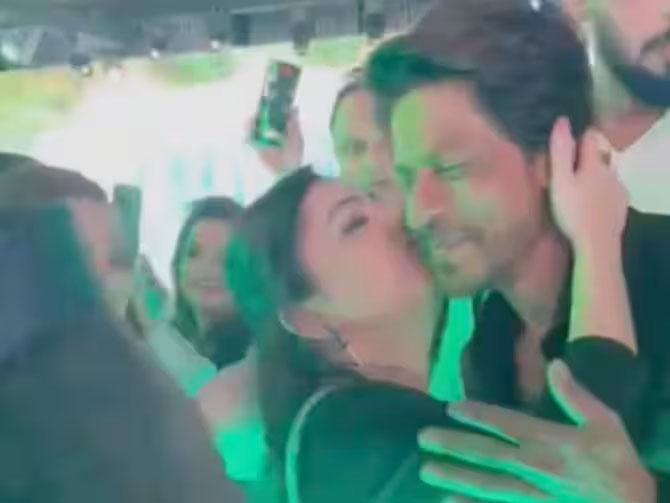 Fans furious as a woman kisses SRK