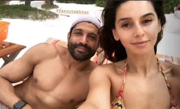 Pic Talk: Love Birds Romantic At Beach