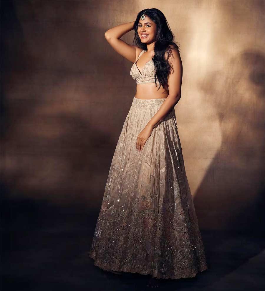 Faria Abdullah fascinates in gold