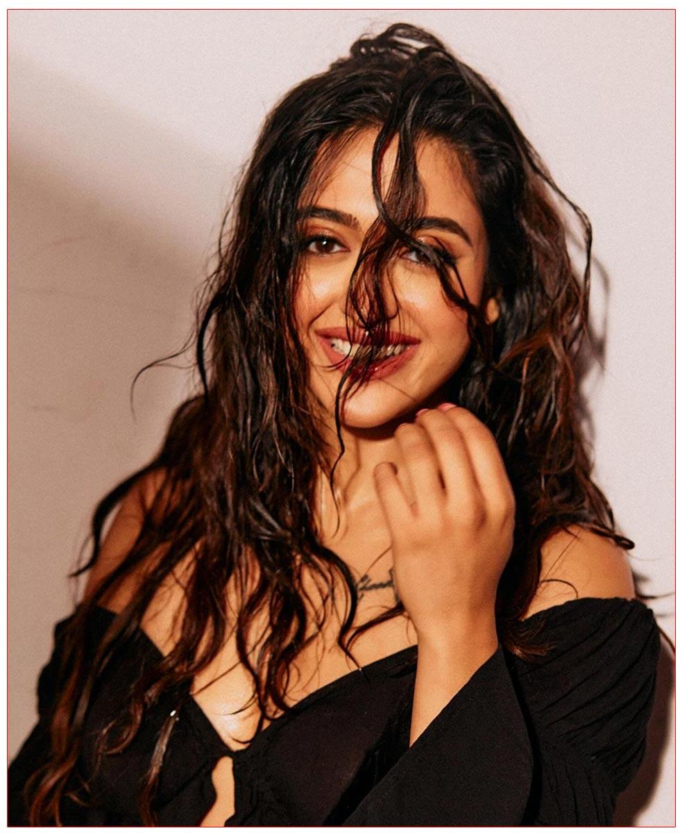 Gayatri Bhardwaj flaunts her curves in black