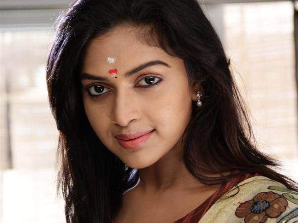 Mega Heroine On A Secret Date!