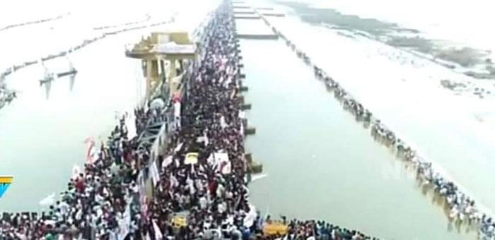 Bridge Walk: Difference btw YS Jagan &amp; Pawan