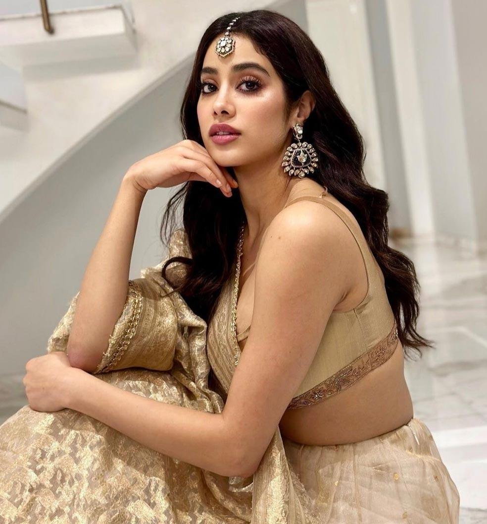 Janhvi Kapoor Tempting Glittery Look