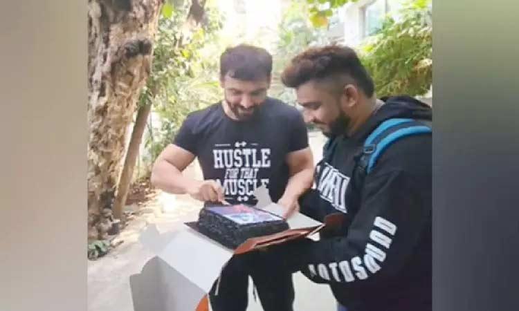 John Abraham celebrates his fan birthday