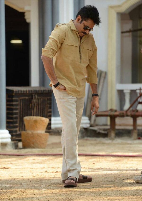 Katamarayudu's Typical Pose!