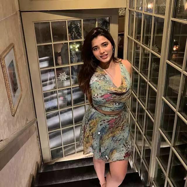 Ketika Sharma flaunts her curves