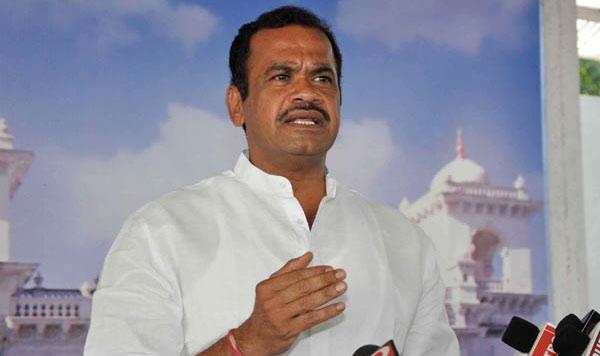 Komatireddy asks CM to waive off crop loan dues