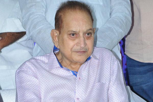 Surprise: Super Star Does Not Use Cell Phone!